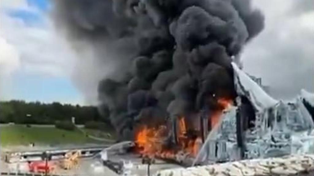 Momento de incendio del escenario principal de Tomorrowland.