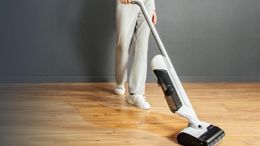 La fregona eléctrica de Rowenta que aspira y friega a la vez (y no sabes cuánto tiempo te ahorra en casa)