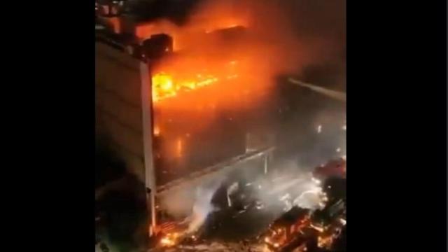 Incendio en un centro comercial de la ciudad de Kut, Irak.
