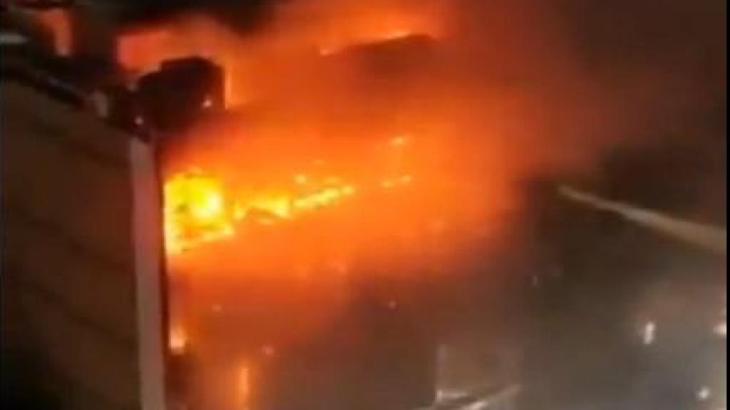Incendio en un centro comercial de la ciudad de Kut, Irak.