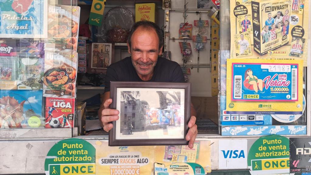 Vicente Ivorra, con la foto del quiosco en 1949.