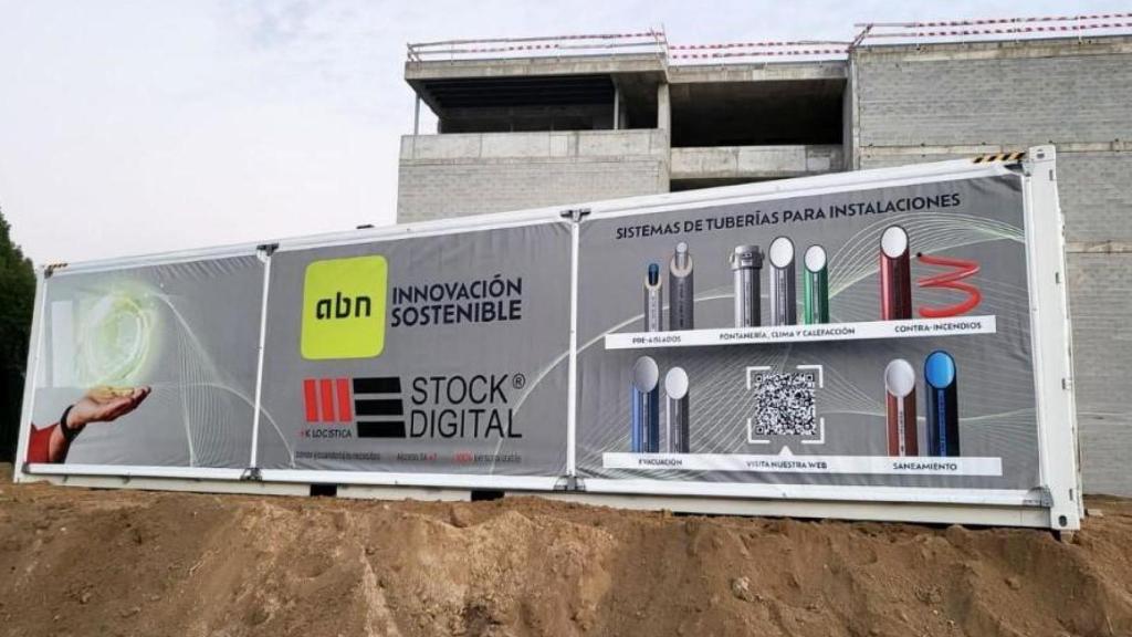 Un contenedor inteligente de ABN Pipe Systems a los pies de una obra.