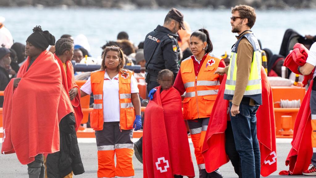 Una menor rescatada de una patera en Arrecife, Lanzarote, el pasado mes de enero.