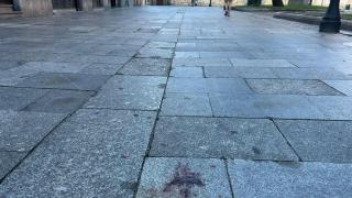 Restos de sangre en la calle Bordadores, lugar del suceso