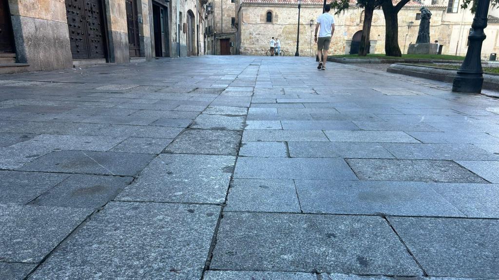 Restos de sangre en la calle Bordadores, lugar del suceso