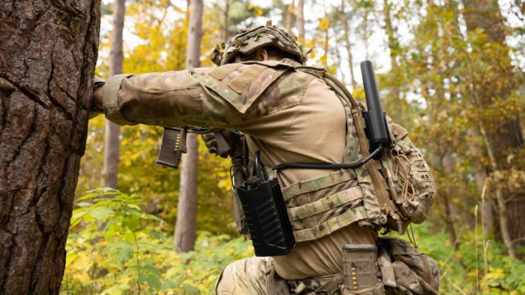 Soldado equipado con el sistema antidrones