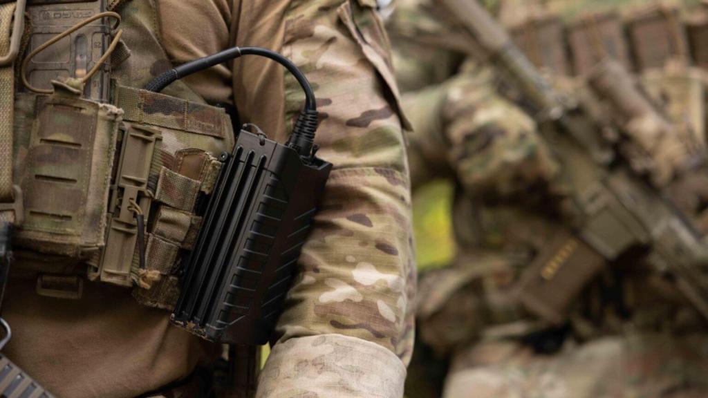 Soldado con el sistema antidrones