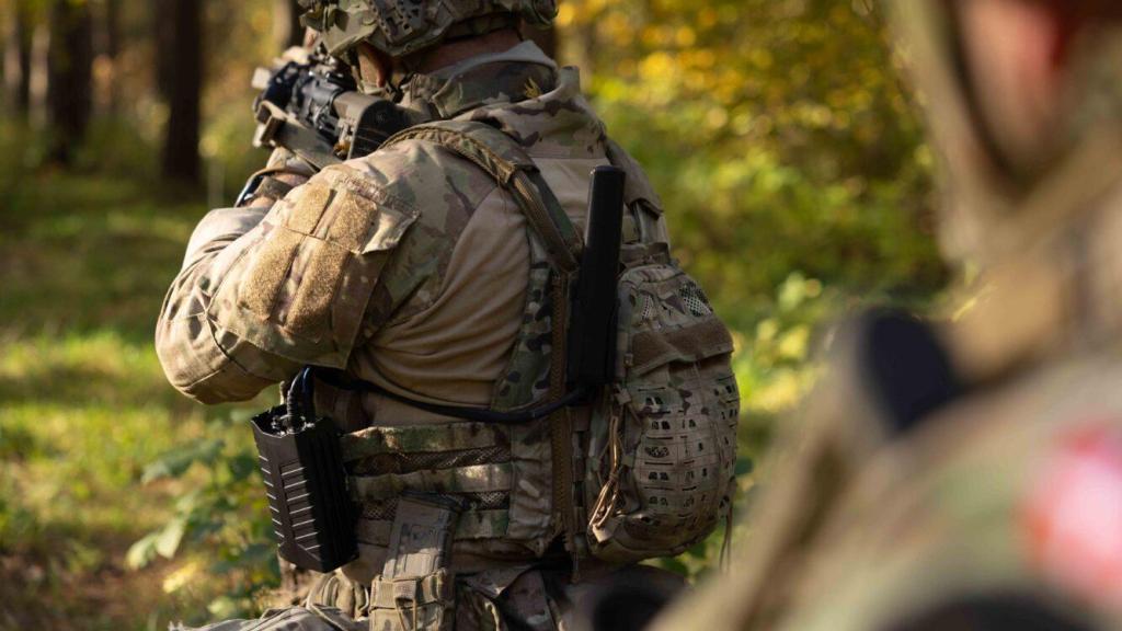 Soldado equipado con el sistema antidrones