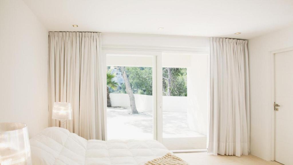 Las cortinas de un dormitorio.