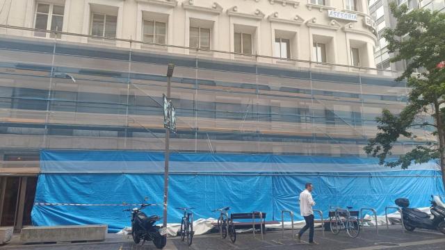 Lona que cubre la obra de Starbucks en A Coruña.