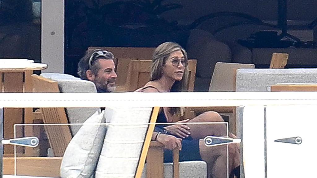 Jennifer Aniston disfruta de unas vacaciones en Mallorca con un asesor espiritual: su plan romántico en un yate de lujo.