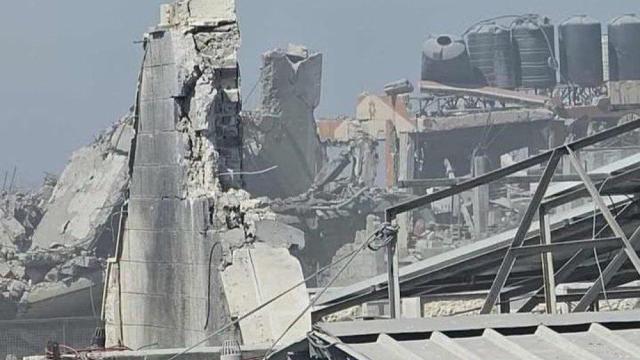 Así ha quedado la Iglesia de la Sagrada Familia de Gaza tras el ataque de Israel este jueves.