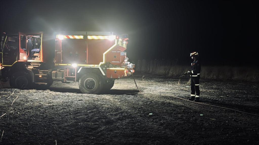 Los bomberos en una zona de pasto de Morata de Tajuña.