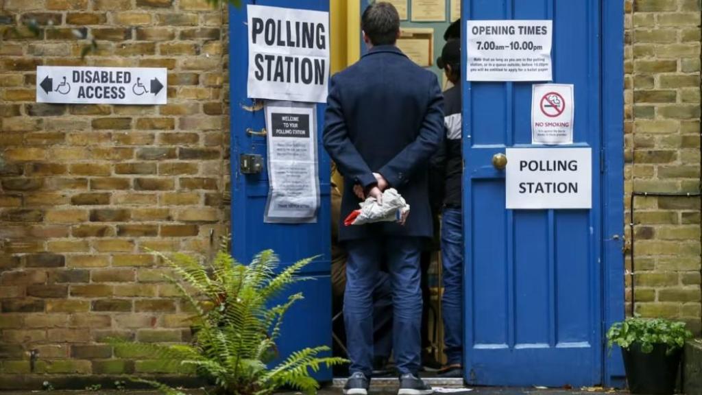Un grupo de personas espera para votar en las últimas elecciones generales en Reino Unido.