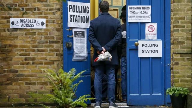 Un grupo de personas espera para votar en las últimas elecciones generales en Reino Unido.