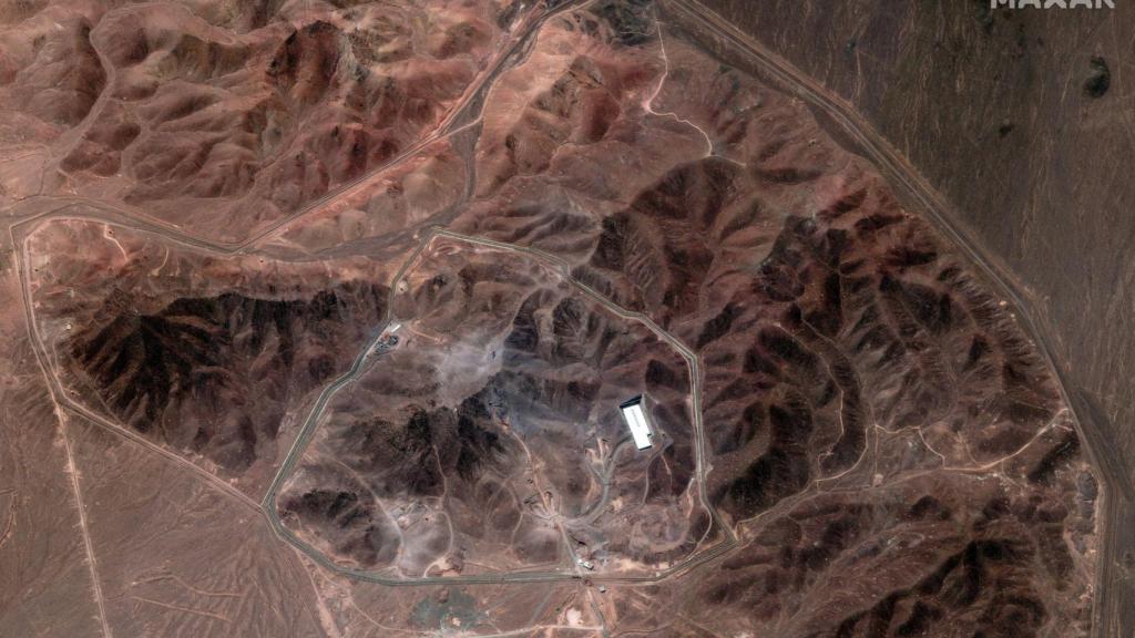 Vista satelital de la planta de enriquecimiento de uranio Fordó tras el bombardeo de Estados Unidos.