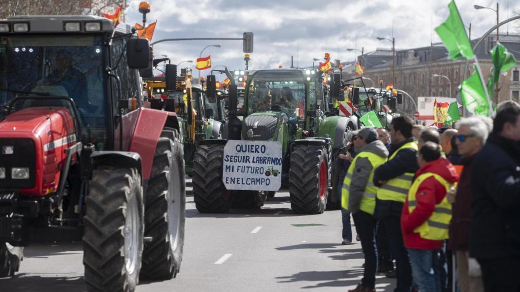 Una columna de tractores llega a la concentración de agricultores en el Ministerio de Agricultura, a 26 de febrero de 2024, en Madrid (España).