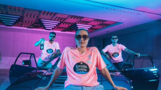 Ana Toubes, en un primer plano, acompañada por Damián Rodríguez y Sergio Carreira