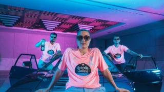 Ana Toubes, en un primer plano, acompañada por Damián Rodríguez y Sergio Carreira