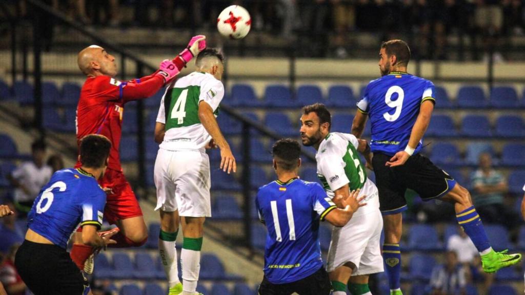 Un momento de un anterior encuentro del Elche y Hércules.