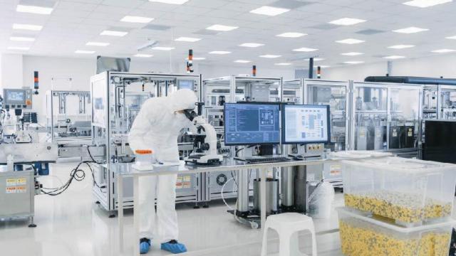 Una planta de producción de medicamentos.