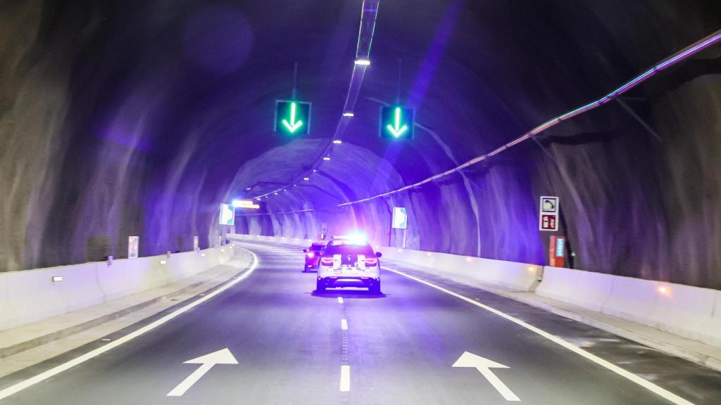Un vehículo de la Guardia Civil circula por un túnel de Gran Canaria en una foto de archivo sin relación con el suceso narrado.