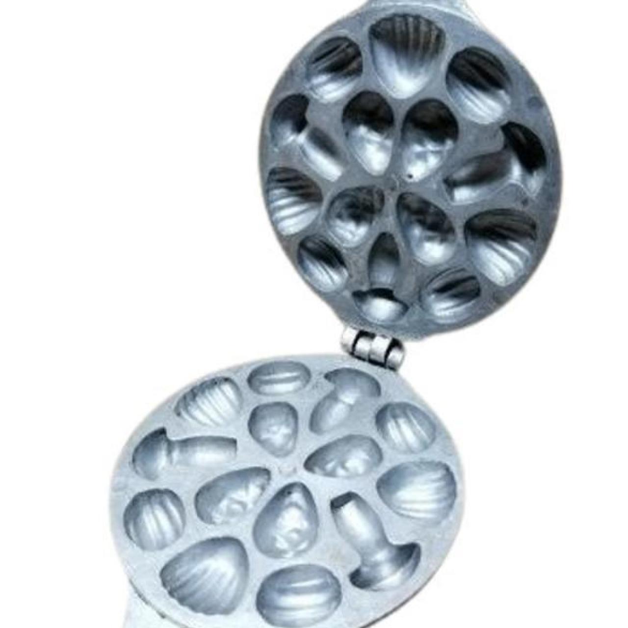 Utensilio metálico para hacer galletas.