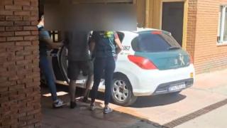 Momento de la detención de uno de los implicados en el robo y agresión en Ejea de los Caballeros