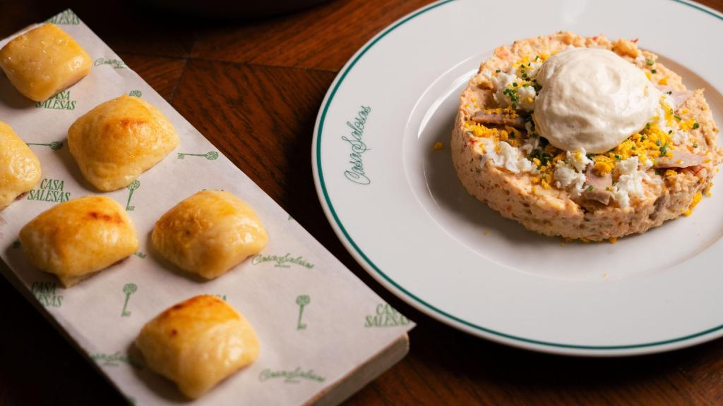 Los soufflecitos (a la izquierda) y la ensaladilla rusa (a la derecha).