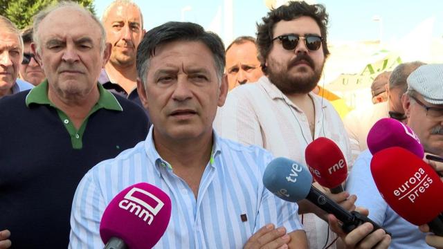 El secretario regional de UPA, Julián Morcillo, en primero plano, y el presidente regional de Asaja, José María Fresneda, a la izquierda.