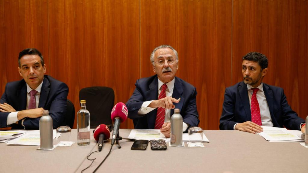 De izquierda a derecha: Sergio Chamizo, director financiero, Luis Furnells, presidente ejecutivo, y Raúl Martínez, director del área de Producción