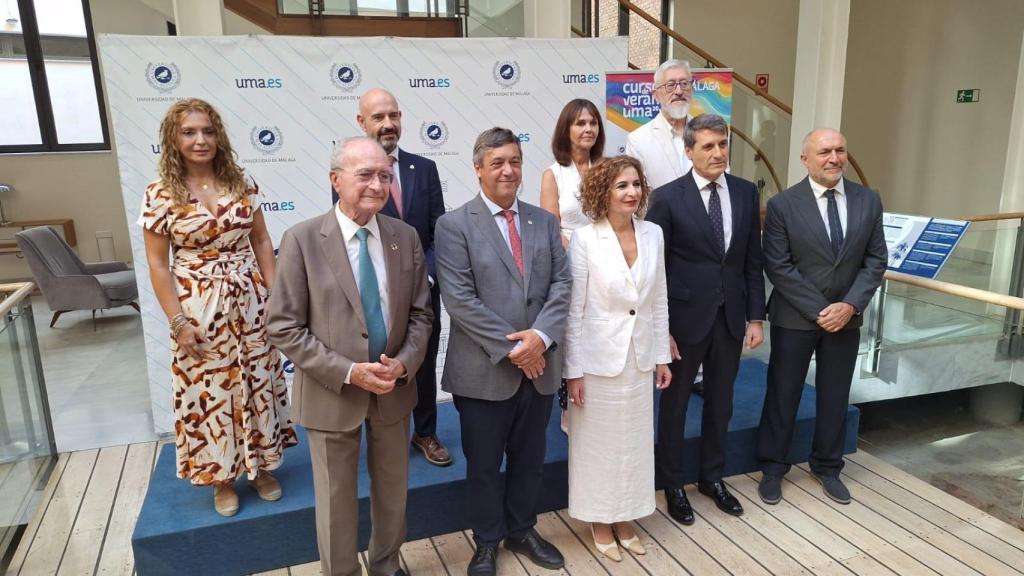 Imagen de María Jesús Montero junto al rector de la Universidad de Málaga, Teodomiro López, y el alcalde de Málaga, Francisco de la Torre.