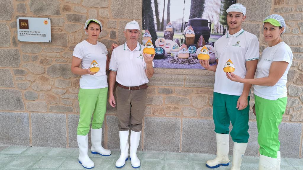 De izquierda a derecha, Rocío, Crisanto, David y María, miembros de las tres generaciones que trabajan en la quesería.