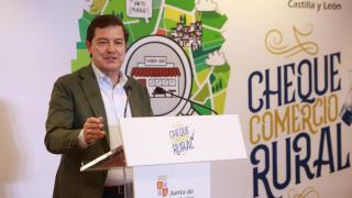 El presidente de la Junta, Alfonso Fernández Mañueco, presenta en Pereruela una nueva medida de apoyo al comercio en el mundo rural y vista el museo del barro