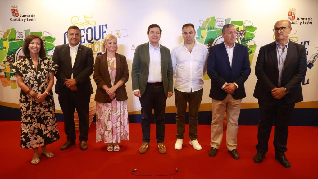 El presidente de la Junta, Alfonso Fernández Mañueco, presenta en Pereruela una nueva medida de apoyo al comercio en el mundo rural y vista el museo del barro