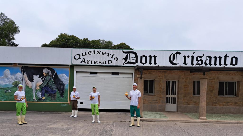 La quesería Don Crisanto, abierta en 1990. En frente, varios miembros de la familia Cuba Alonso.