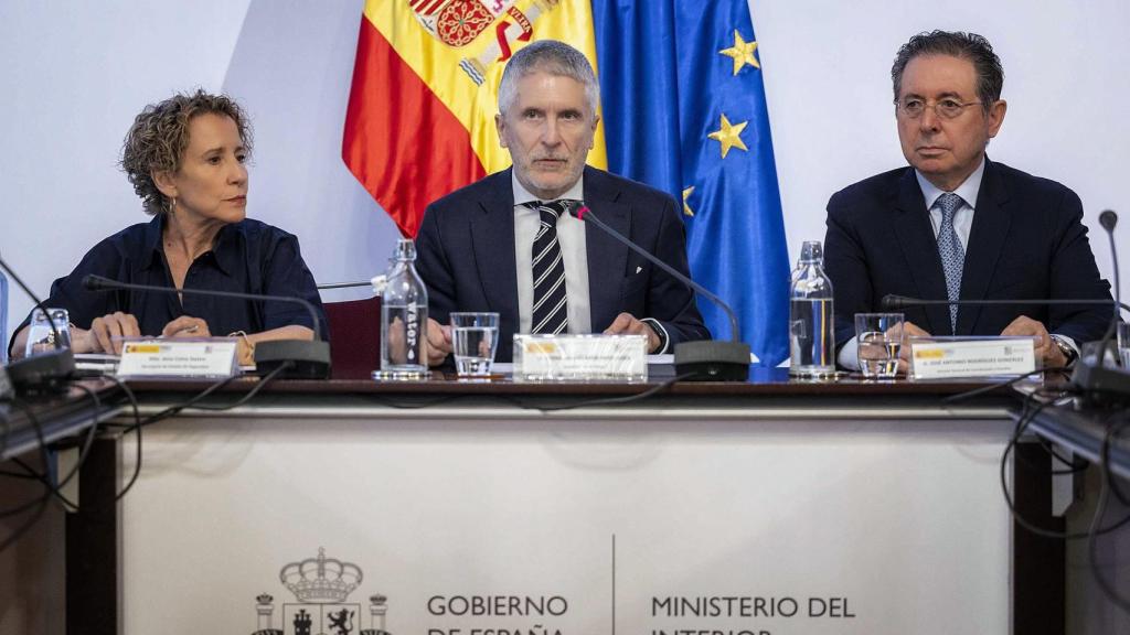 El ministro del Interior, Fernando Grande-Marlaska (centro), la secretaria de Estado de Seguridad, Aina Calvo y el director general de Coordinación y Estudios, José Antonio Rodríguez en la reunión de esta mañana.