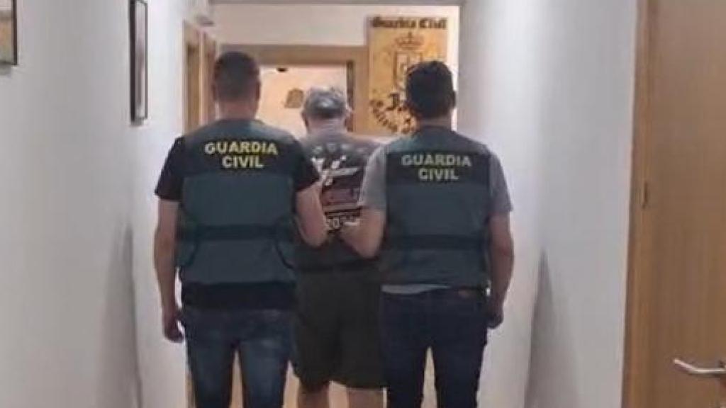 Momento de la detención de uno de los implicados