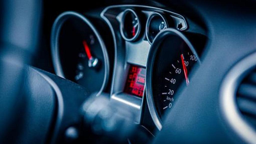 Imagen del velocímetro de un coche.