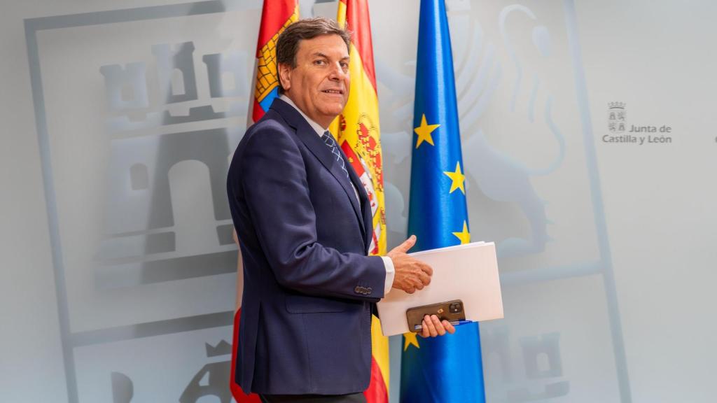 El consejero de Economía y Hacienda y portavoz, Carlos Fernández Carriedo, comparece en rueda de prensa posterior al Consejo de Gobierno