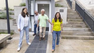 La alcaldesa Inés Rey y la concelleira Noemí Díaz inauguraron este jueves los ascensores de O Castrillón.