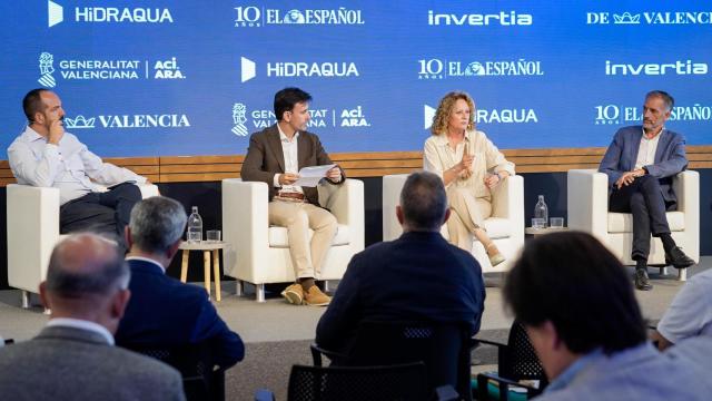 Mesa redonda sobre la reconstrucción municipal.