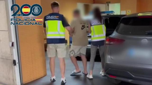 El fugitivo siendo escoltado por agentes de la Policía Nacional.