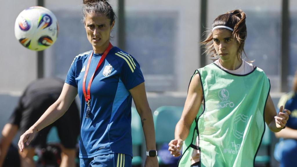 Montse Tomé, junto a Alba Redondo en un entrenamiento de la Selección
