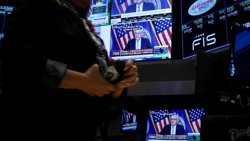 El presidente de la Fed, Jerome Powell, aparece en varias pantallas de la Bolsa de Nueva York.