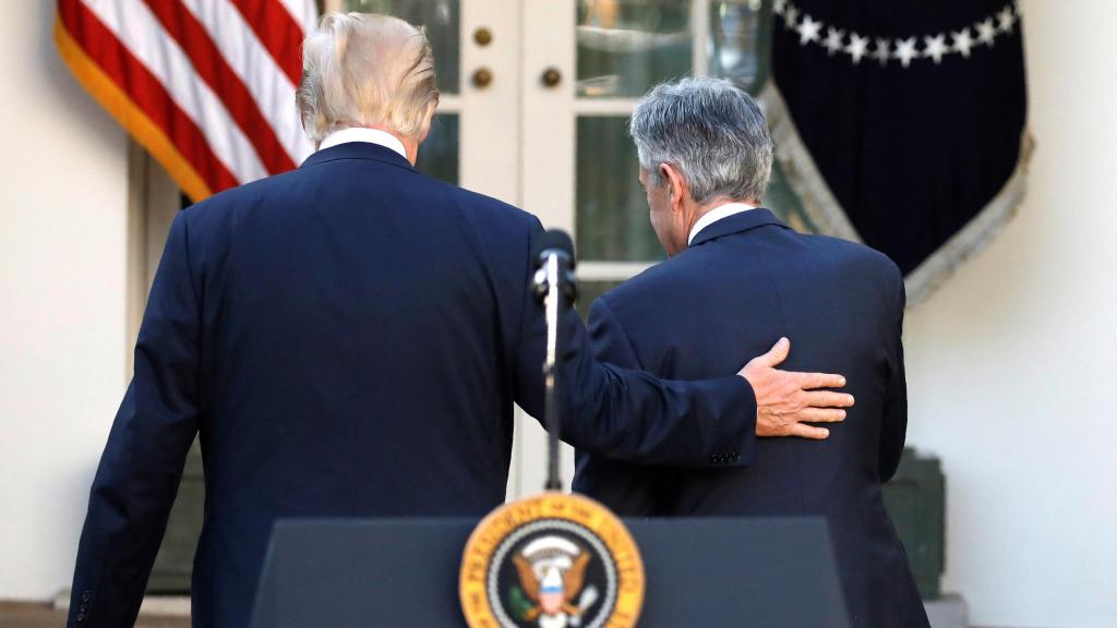 El presidente de EEUU, Donald Trump, y el presidente de la Fed, Jerome Powell, en una imgane de 2017.