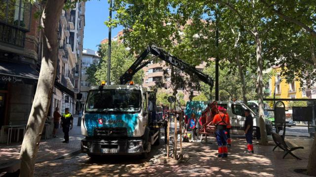 Operarios trabajando en la calle San Miguel por el reventón de una tubería de agua.