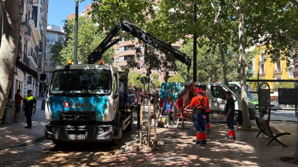 Operarios trabajando en la calle San Miguel por el reventón de una tubería de agua.