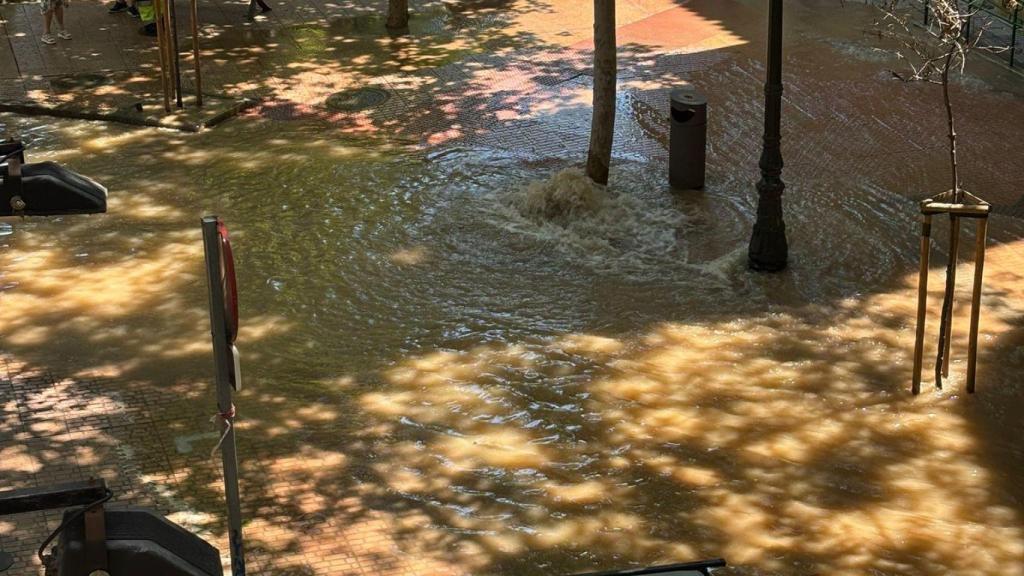 Reventón de una tubería de agua en la calle San Miguel de Zaragoza.