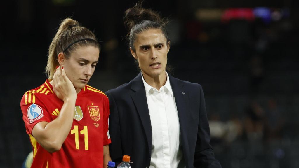 Montse Tomé dando instrucciones a Alexia Putellas